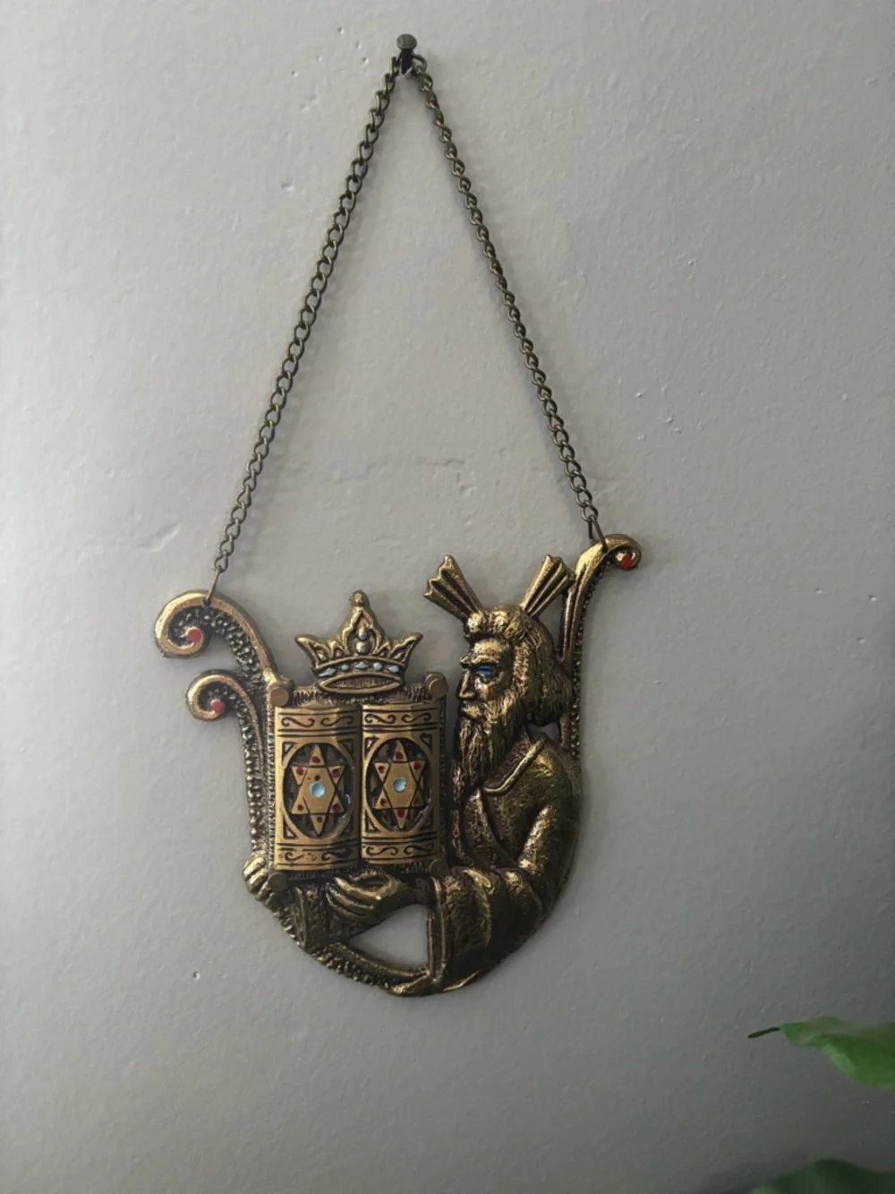 This  vintage wall hanging / decorative plaque
